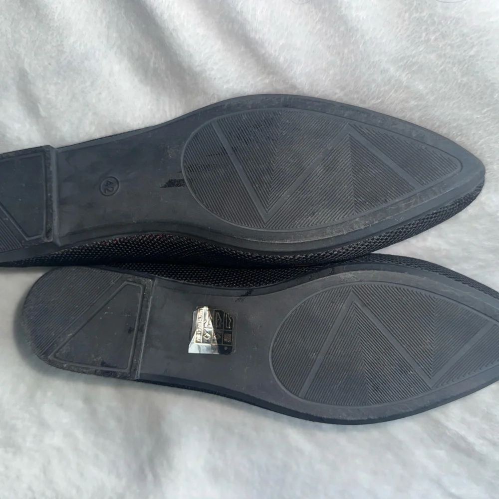 Black and Red Floral Embroidered Loafers - Picture 4 of 4